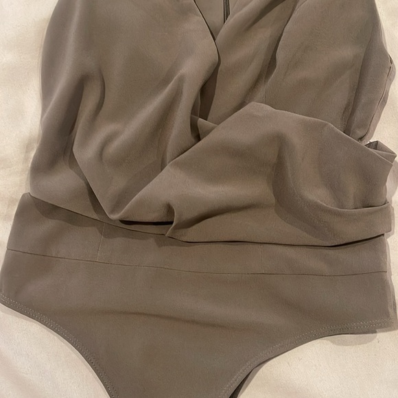 XS sage green elegant bodysuit top zipper in back like Zara Nordstrom skims - Picture 3 of 4